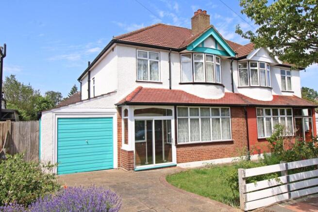 3 bed property, in Ash Grove, £695,000