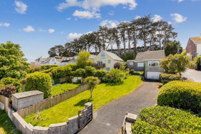 3 bed property, in Alpines, £495,000