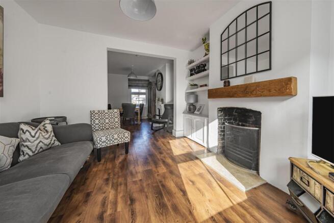 2 bed property, in Oak Lane, £475,000
