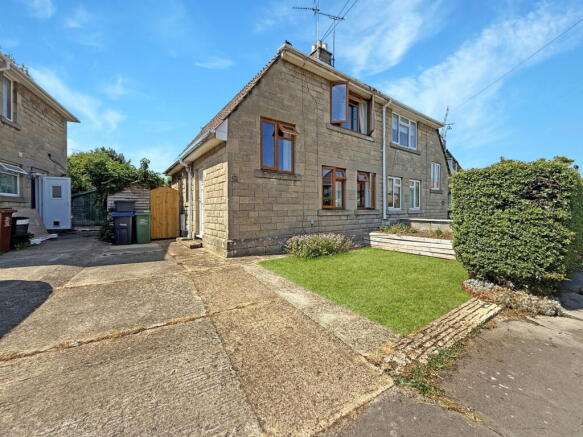 2 bed property, in Ashe Crescent, £275,000