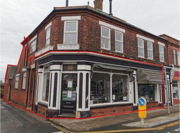 1 bed property, in High Street, £250,000