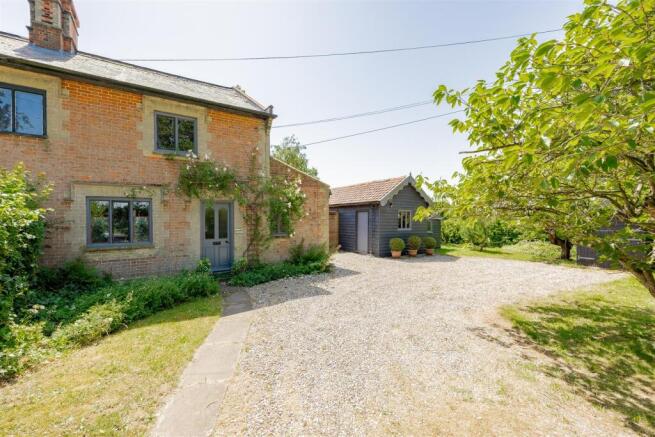 3 bed property, in The Green, £425,000