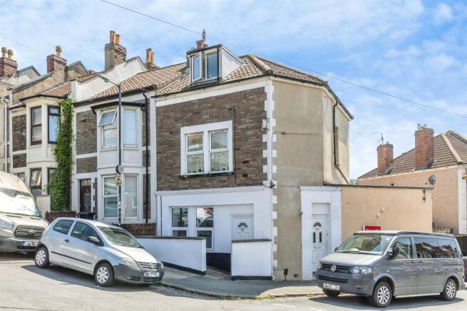 2 bed property, in Avonleigh Road, £240,000