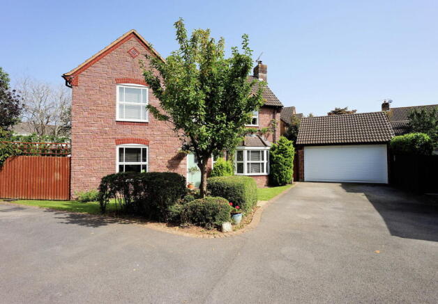 4 bed property, in Lunty Mead, £699,950