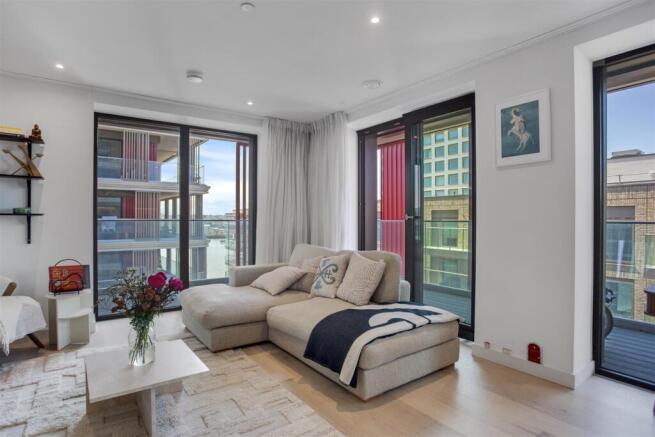 2 bed property, in James Cook Building, £599,000