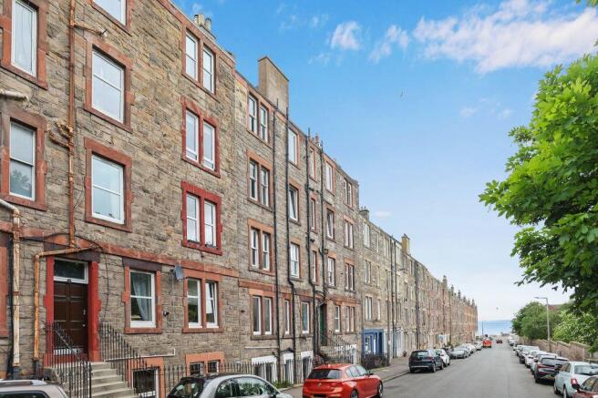 2 bed property, in 10A/Bf3, £165,000