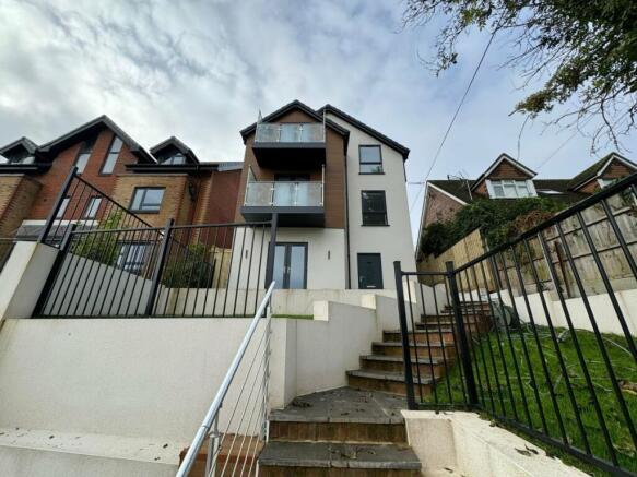 1 bed property, in Kingsmead Road, £275,000