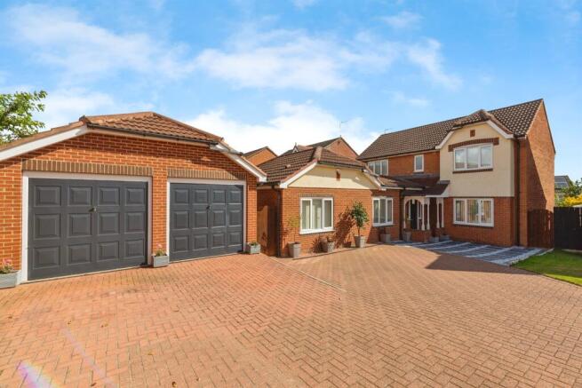 5 bed property, in Siskin Close, £425,000