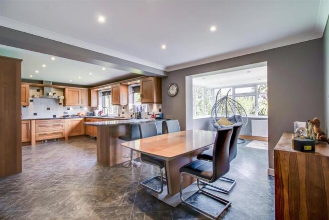 4 bed property, in Woodhouse Lane, £725,000