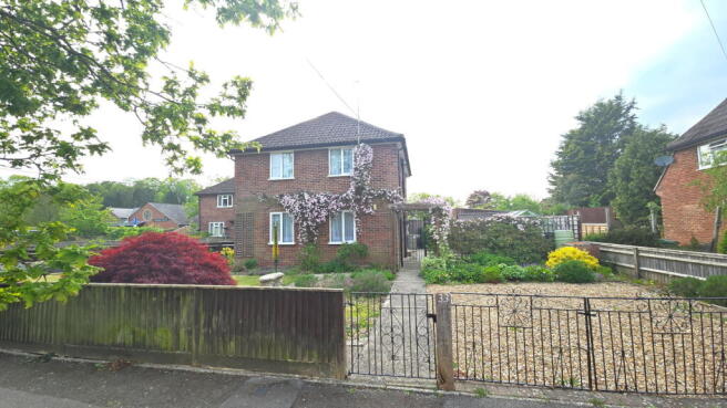 3 bed property, in Roundfield, £375,000