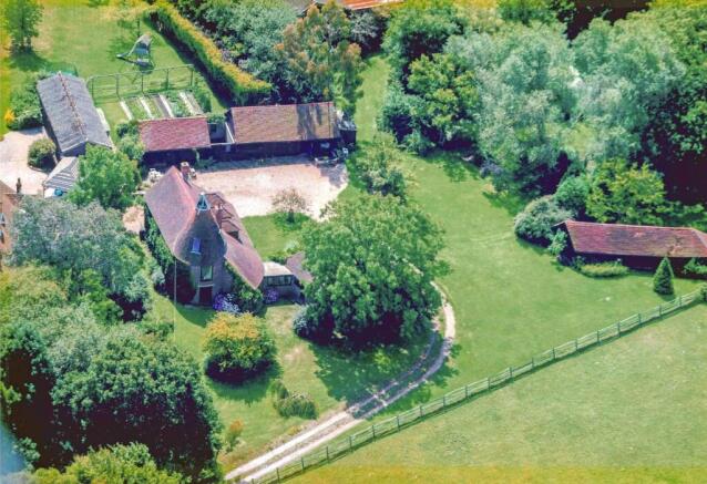 4 bed property, in Ponts Green, £1,250,000