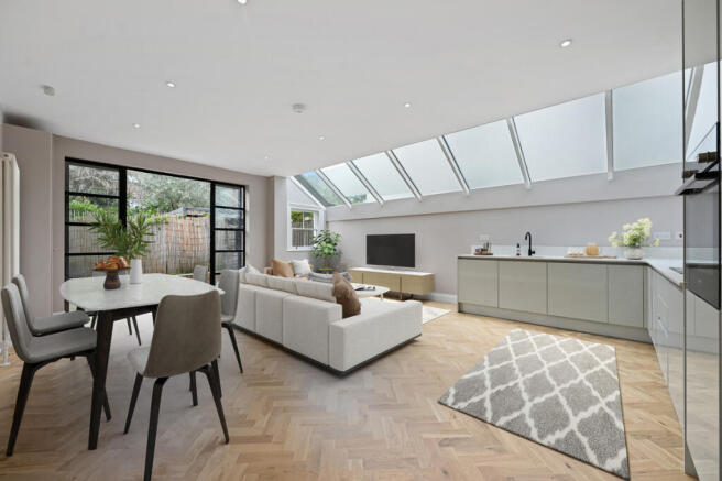 2 bed property, in Dunraven Road, £675,000