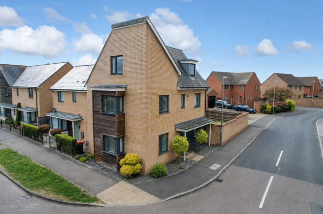 4 bed property, in Penning Close, £430,000
