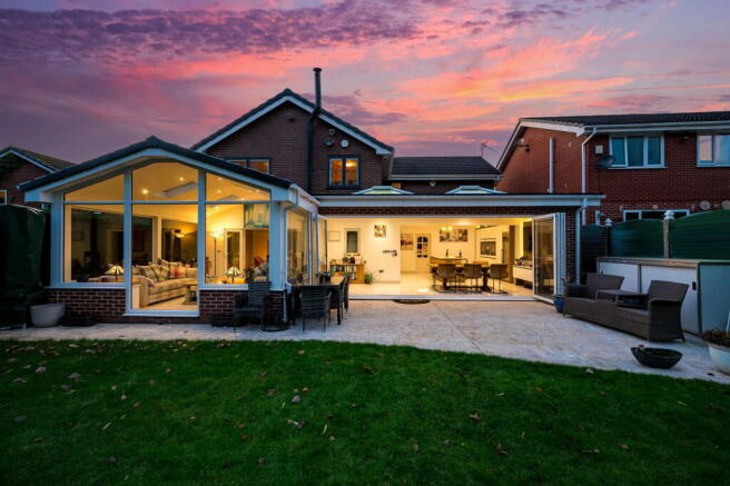 4 bed property, in Green Lane, £725,000