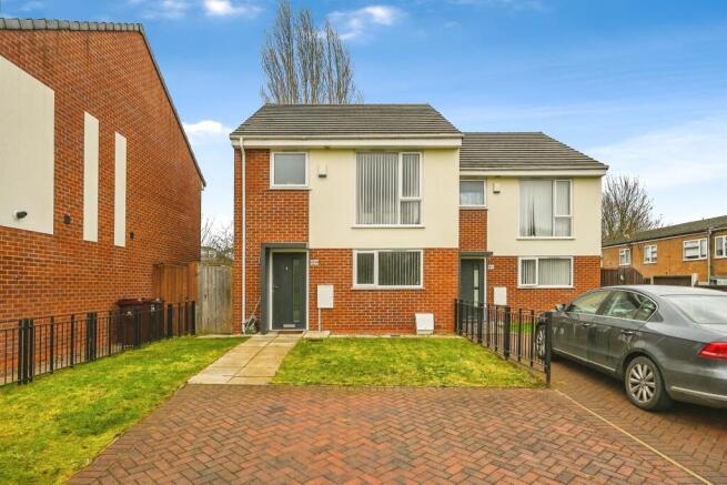 3 bed property, in Maldon Close, £210,000