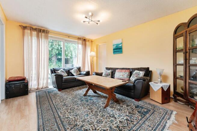 5 bed property, in The Limes, £500,000