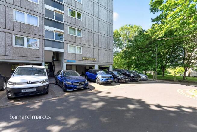 2 bed property, in Tunworth Crescent, £150,000