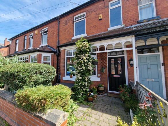 2 bed property, in Lyme Grove, £300,000