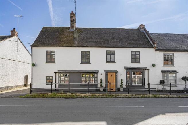 5 bed property, in Main Street, £750,000