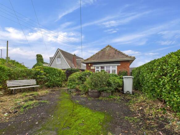 2 bed property, in Station Road, £160,000