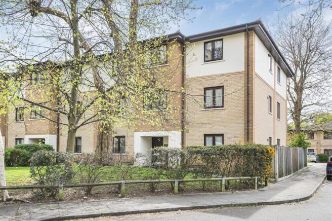1 bed property, in Danebury Avenue, £250,000