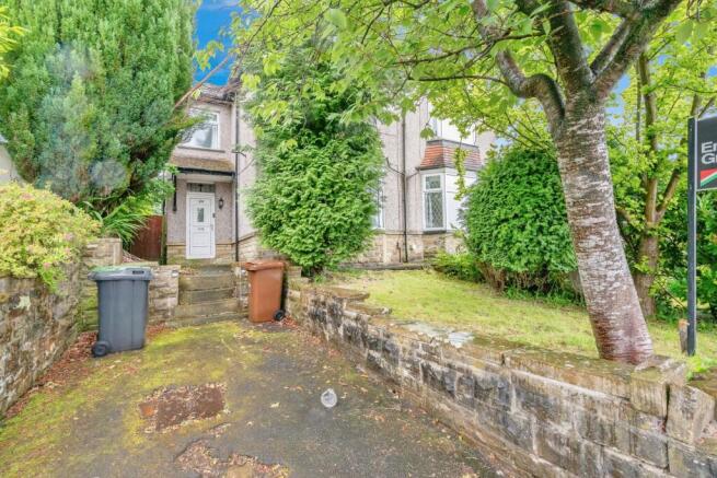 3 bed property, in Halifax Road, £130,000