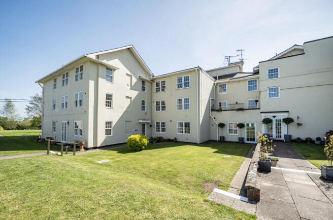 2 bed property, in Whittington, £200,000