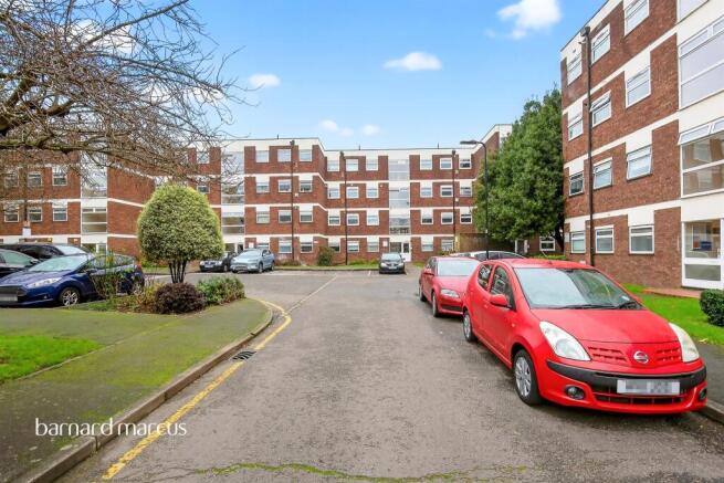 2 bed property, in Oak Tree Close, £425,000
