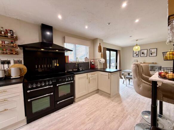 4 bed property, in Shaw, £425,000