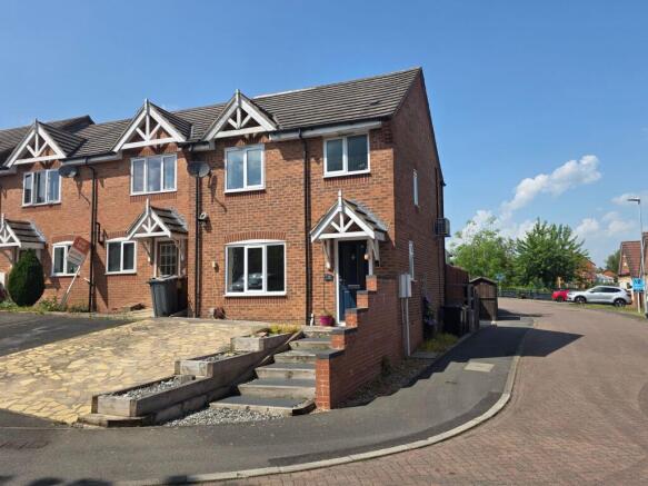 3 bed property, in Lancers Drive, £200,000