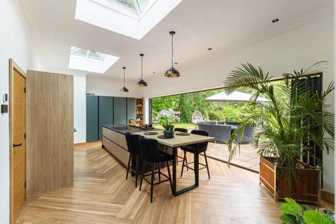 4 bed property, in Tile Barn, £1,650,000