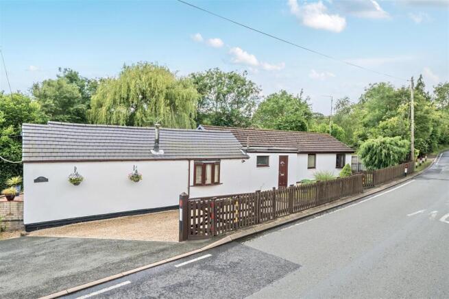 3 bed property, in Eyton, £390,000