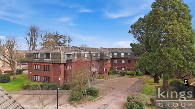 1 bed property, in Woodridge Close, £299,995