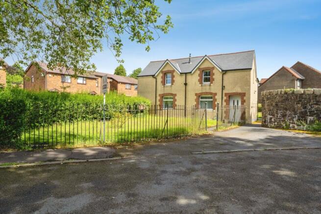 3 bed property, in Cemetery Road, £280,000