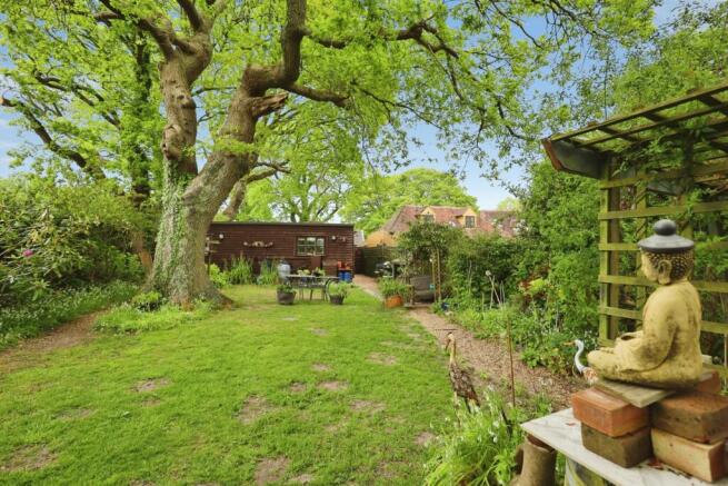 2 bed property, in Battle Road, £350,000