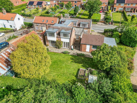 4 bed property, in Main Street, £550,000