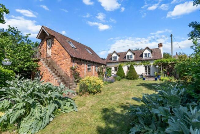 4 bed property, in Main Street, £675,000