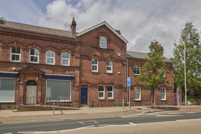 5 bed property, in Cowick Street, £550,000