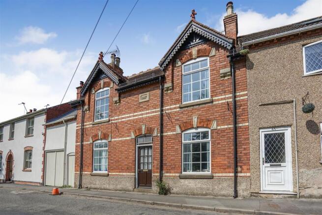 2 bed property, in Station Road, £279,000