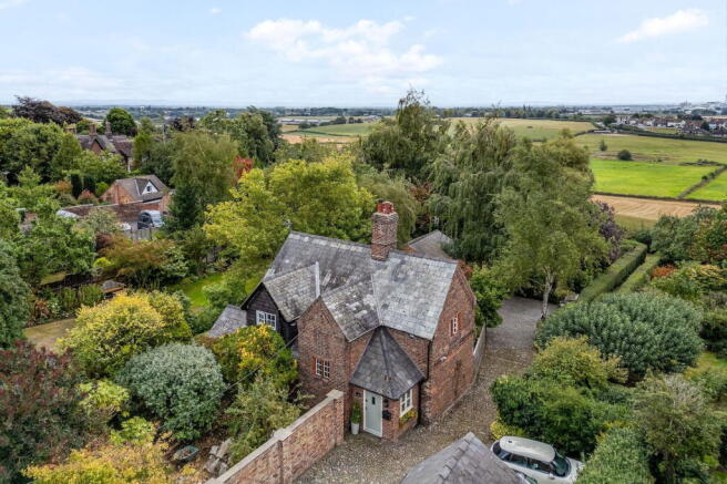 4 bed property, in High Street, £775,000
