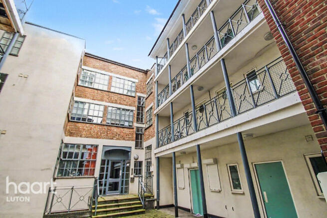 1 bed property, in John Street, £115,000