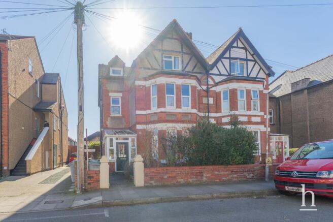1 bed property, in Dunraven Road, £140,000