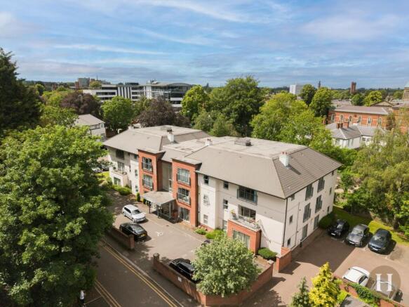 1 bed property, in Kensington Court, £180,000