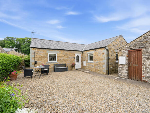 2 bed property, in Market Place, £300,000