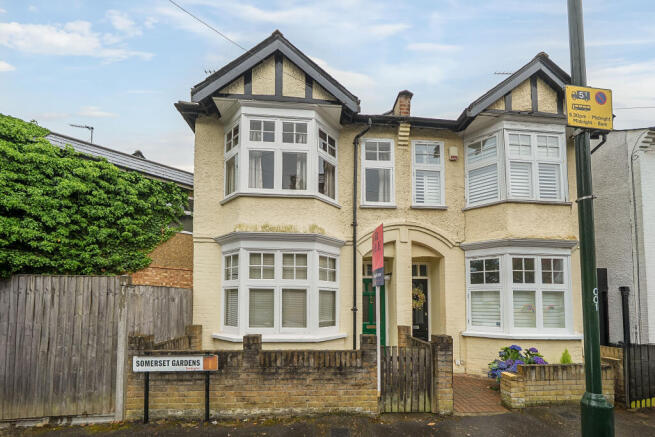 2 bed property, in Somerset Gardens, £650,000