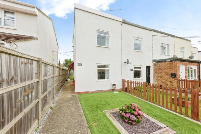 2 bed property, in Howfield Lane, £220,000