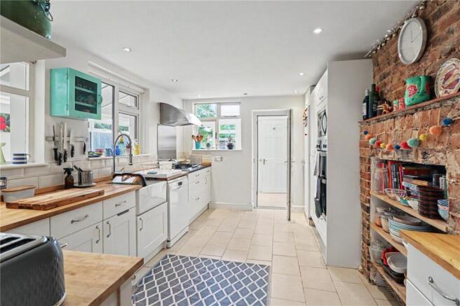 3 bed property, in Fairfield Road, £550,000