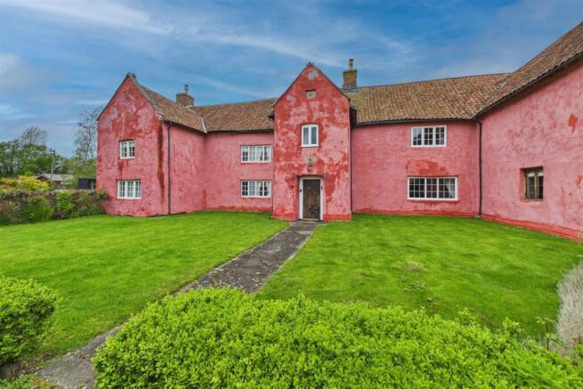 3 bed property, in Colehouse Lane, £325,000