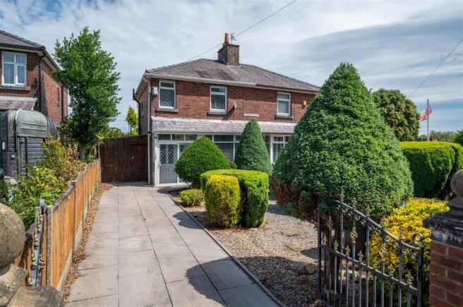 2 bed property, in Tracks Lane, £220,000