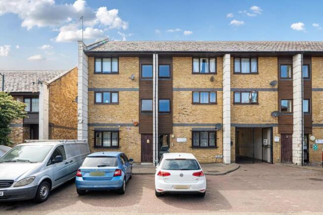 1 bed property, in Manor Close, £200,000